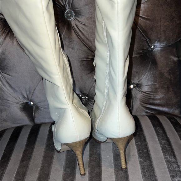 ❄️ LUXE IVORY FAUX FUR LACE-UP COUTURE BOOTS ❄️ - Picture 4 of 9